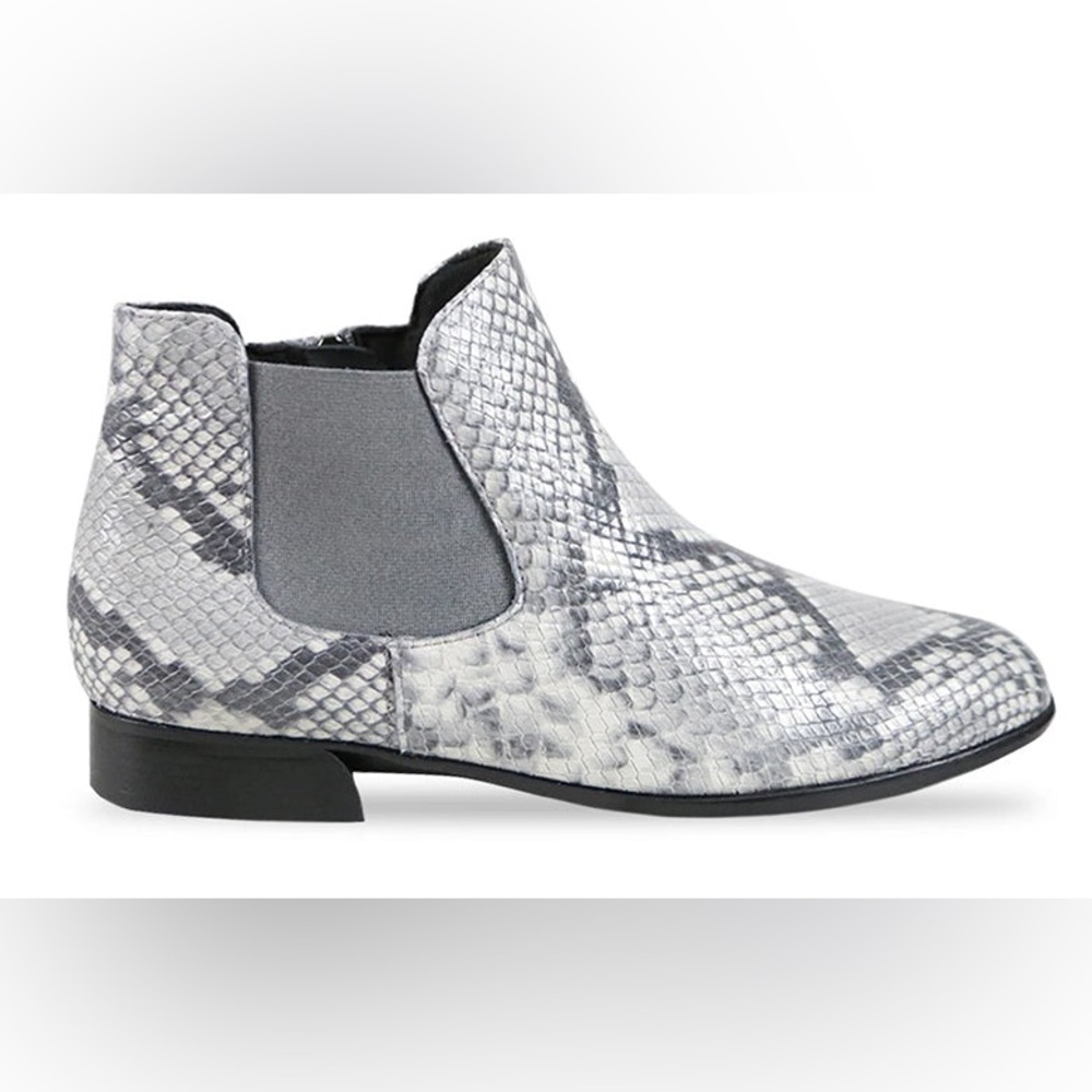 NWOT Munro Cate Grey Snake Print Booties